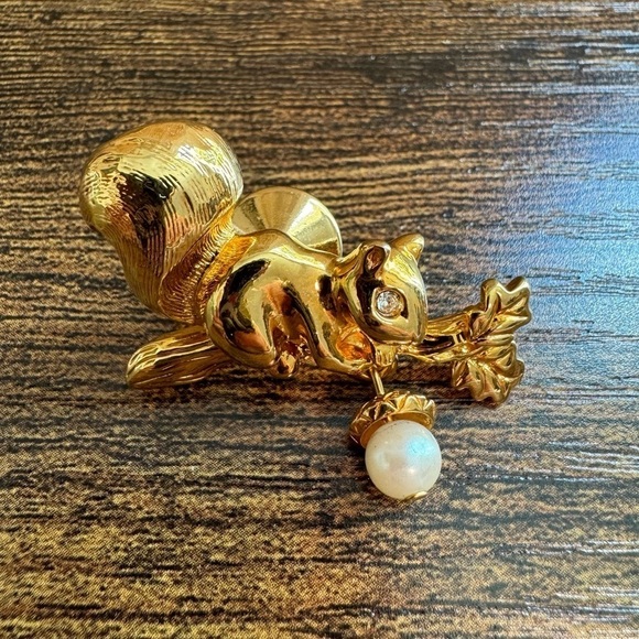 Vintage Avon Goldtone Squirrel Tack Pin with Faux Pearl Acorn Dangle - Picture 1 of 4